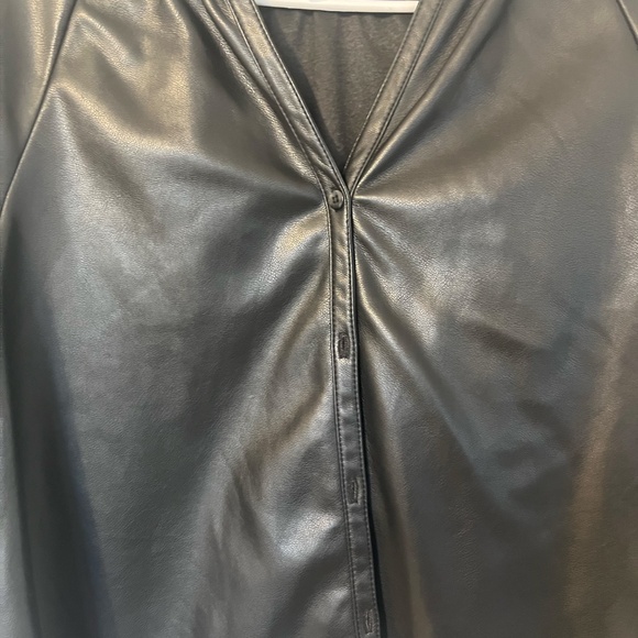 Avec Les Filles NWT Black Faux Leather Short Sleeve Button-Up Blouse Large NEW - Picture 3 of 13
